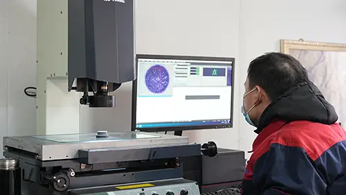 Met scherpe visie en nauwkeurige begeleiding vestigen we stevig de kwaliteitsverdedigingslijn voor schimmels.